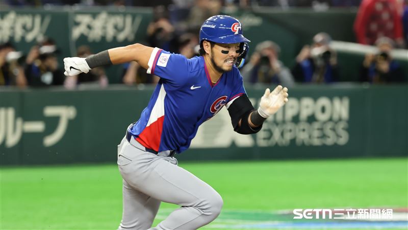 WBC台韓戰，台灣隊捕手林家正敲出雙殺打。（圖／特派記者劉彥池攝影）