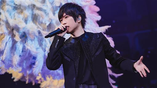 五月天阿信跌落舞台！把F3當生死之交