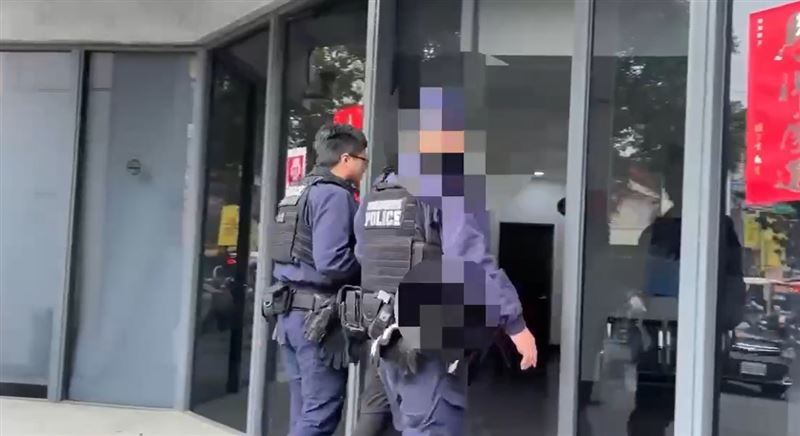 毒販廖男前往討債爆發口角推擠，遭自己人倒戈8砍刀、受傷被逮。（圖／翻攝畫面）