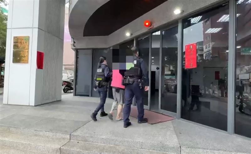 毒販廖男前往討債爆發口角推擠，遭自己人倒戈8砍刀、受傷被逮。（圖／翻攝畫面）