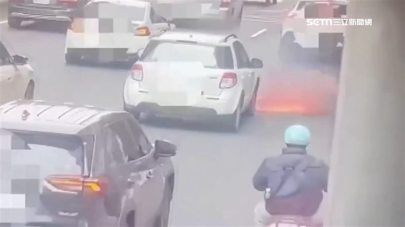 台北市基隆路人孔蓋突然爆炸，「2度彈開」還冒出火光