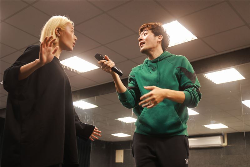 方宥心、王為夫妻同台飆戲，舞台默契大爆發。（圖／瘋戲樂工作室提供）