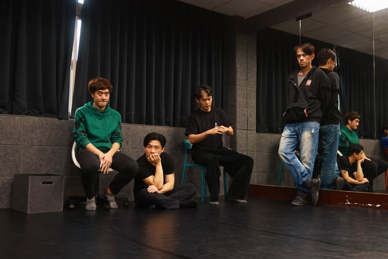 （左起）王為、謝孟庭、黃鐙輝、凱爾參與演出《櫻子媽媽與她的三個男人》。（圖／瘋戲樂工作室提供）