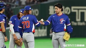 WBC台韓戰，台灣隊投手教練林岳平上場換下第3任投手孫易磊。（圖／特派記者劉彥池攝影）