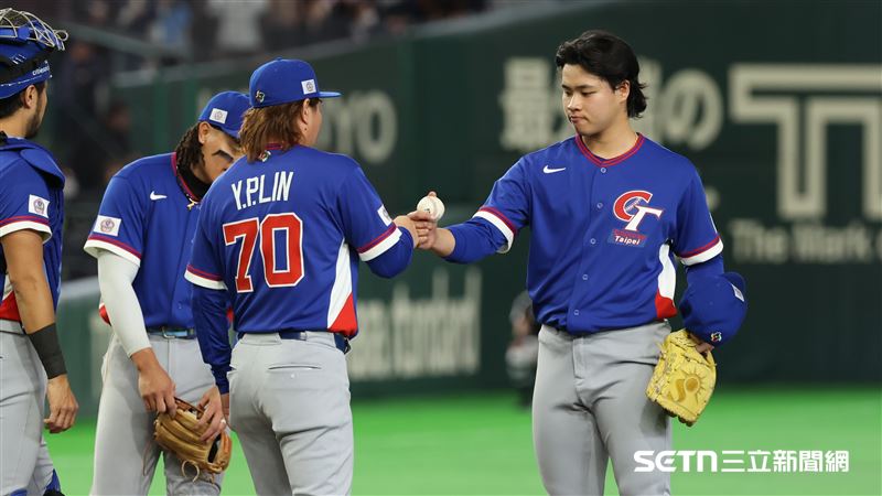 台韓大戰中，孫易磊在解決第二個韓國打者時，以國罵「青啥小」回敬對方的「狠瞪」。（圖／特派記者劉彥池攝影）