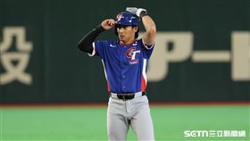 WBC台韓戰，「台灣隊長」陳傑憲10局上突破僵局上場跑壘。（圖／特派記者劉彥池攝影）
