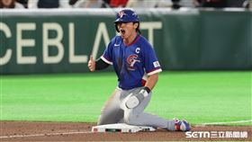 WBC台韓戰，「台灣隊長」陳傑憲10局上靠蔣少宏的犧牲觸擊上三壘。（圖／特派記者劉彥池攝影）