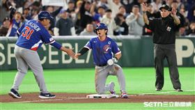 WBC台韓戰，「台灣隊長」陳傑憲10局上靠蔣少宏的犧牲觸擊上三壘。（圖／特派記者劉彥池攝影）