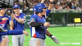 WBC台韓戰，「台灣隊長」陳傑憲10局上靠江坤宇的強迫取分戰術跑回超前分。（圖／特派記者劉彥池攝影）