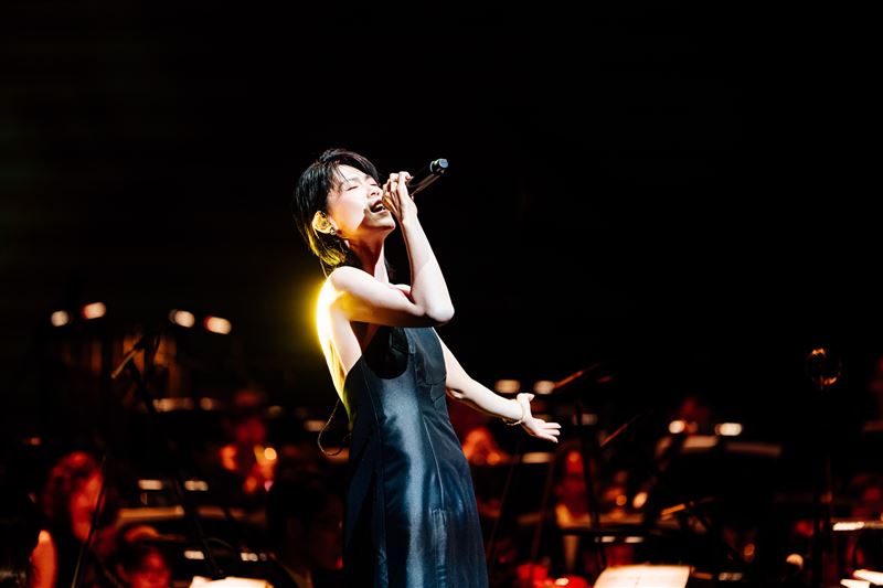 曹雅雯身穿高雅黑色禮服，化身「跨界絕美聲域歌姬」獻唱。（圖／衛武營國家藝術文化中心提供）