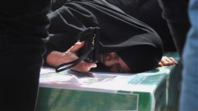 罹難女童的家屬趴在棺木上痛哭。（圖／翻攝自X平台 @Alhamdhulillaah）