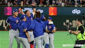 WBC台韓戰，台灣隊在10局延長賽擊敗韓國隊，球員賽後衝上場慶祝。（圖／特派記者劉彥池攝影）