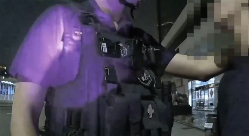 警方一開始盤查時，陳男頻頻裝傻充愣，推說沒看過員警，還假裝找身分證。（圖／翻攝畫面）