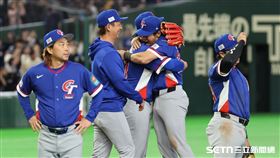 WBC台韓戰，台灣隊在10局延長賽擊敗韓國隊，球員賽後衝上場慶祝。（圖／特派記者劉彥池攝影）