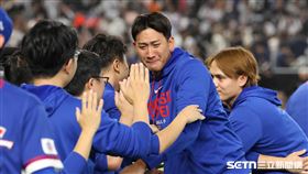 WBC台韓戰，台灣隊在10局延長賽擊敗韓國隊，沙子宸賽後落淚。（圖／特派記者劉彥池攝影）