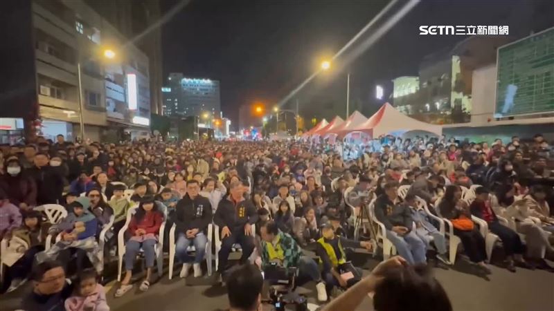 彰化市晚會邀請「火舞女孩」楊立微表演，吸引大批民眾聚集