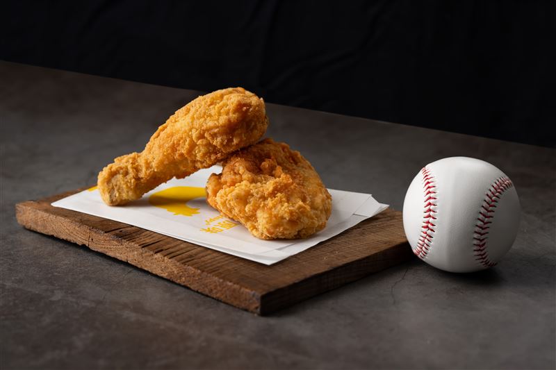 台灣隊好棒！麥當勞「麥脆鷄腿買1送1」。(圖／麥當勞提供）