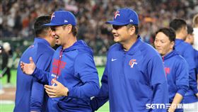 WBC台韓戰，台灣隊在10局延長賽擊敗韓國隊，總教練曾豪駒賽後露出笑容。（圖／特派記者劉彥池攝影）