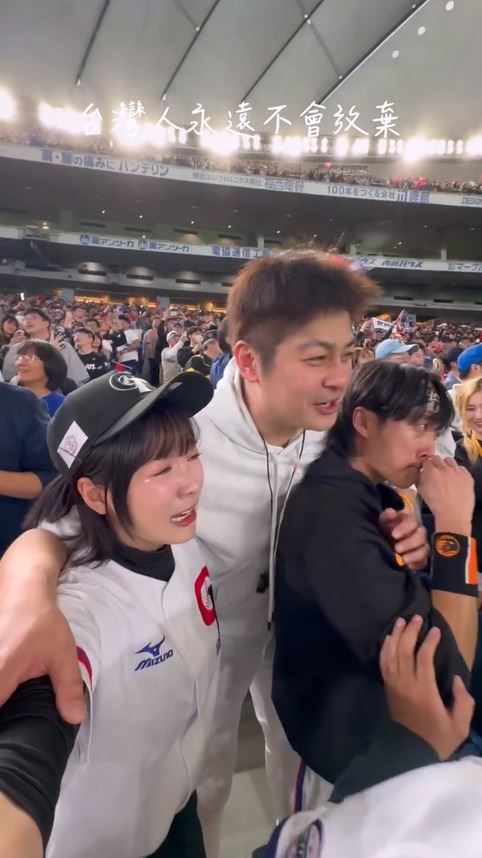 籃籃（左）情緒激動。（圖／翻攝自籃籃IG）