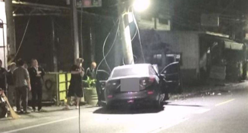 陳女酒駕狂飆失控撞斷路邊電桿才停下。（圖／翻攝畫面）