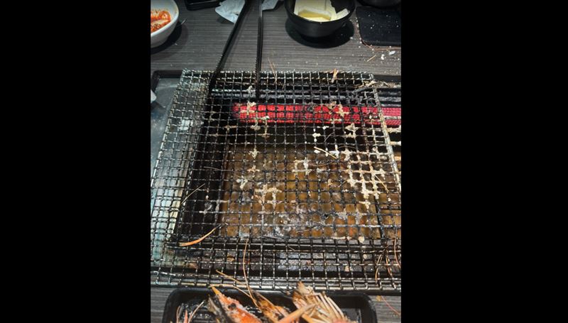 google評論褒貶不一，給低分的人不約而同曬出照片佐證，用餐環境欠佳。（圖／翻攝自google）