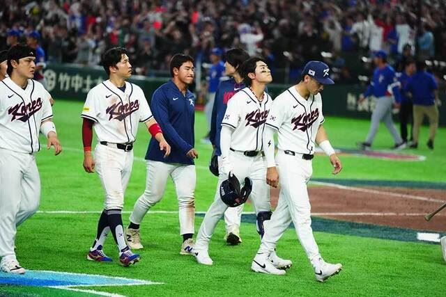 韓國隊8日輸給台灣後，球員低頭落寞離場。韓媒直言，下場對上澳洲，韓國沒有輸球空間，而且失分需越少越好，才有晉級第二輪的機會。（圖／翻攝自X平台 @Dr_kirakiramie）