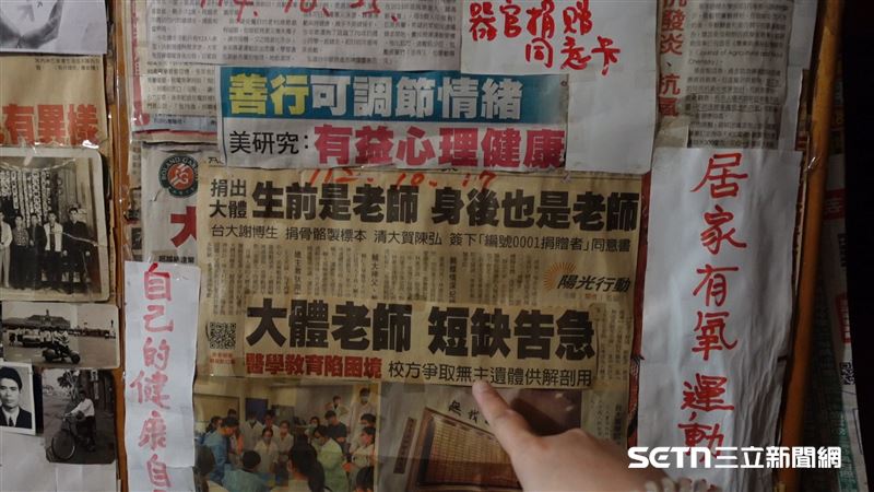 會選擇捐大體，鄭阿公指著剪報表示，因為看到新聞報導說，台灣許多醫學院都缺大體老師，所以讓他有這個念頭。即便生活清苦，阿公仍將自己徹底「斷捨離」，不只房子整理得一塵不染，連身後事都優雅交辦。鄭阿公用這份超越生死的通透告訴大家：雖然是一個人生活，但只要心懷感恩並積極付出，生命在謝幕前，依然能為人間留下一抹溫暖與無限希望。（圖／記者張雅筑攝）