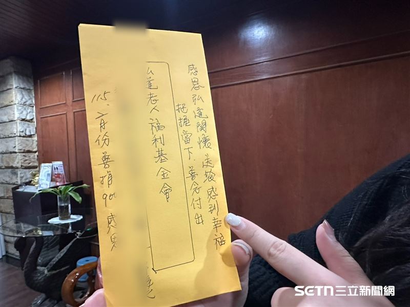 弘道資深專員林玠汶告訴記者，鄭阿公他每次都會親筆在信封上寫下感恩和祝福的話，每次寫的內容都不一樣，「阿公真的非常有心和用心，雖然過去誤入歧途，但很快地就浪子回頭，現在是個很開朗又把自己照顧得很好的模範長輩。」（圖／記者張雅筑攝）