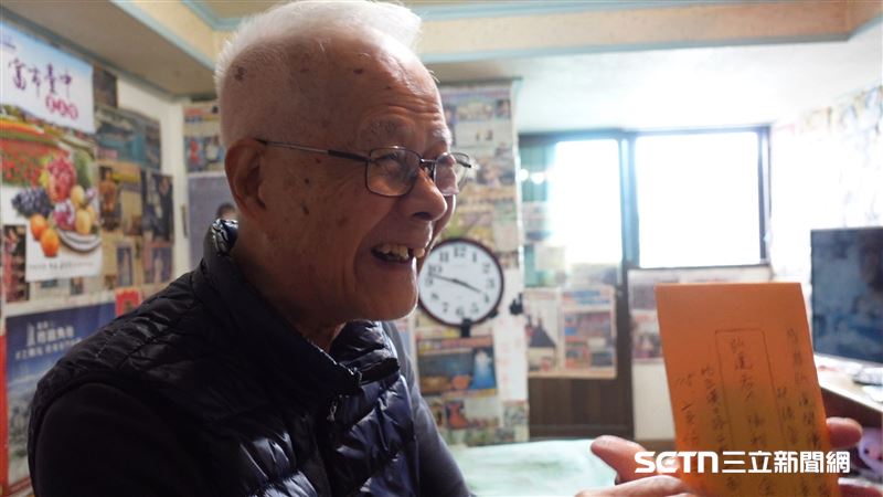 鄭阿公看到弘道基金會資深專員林玠汶一同前來，馬上找出2月份要捐出的善款信封，他非常謙虛地說，雖然不是多大一筆錢，但是自己的心意和感謝，希望能回饋社會，讓弘道幫助更多像他一樣的獨居長者或弱勢長輩。（圖／記者張雅筑攝）