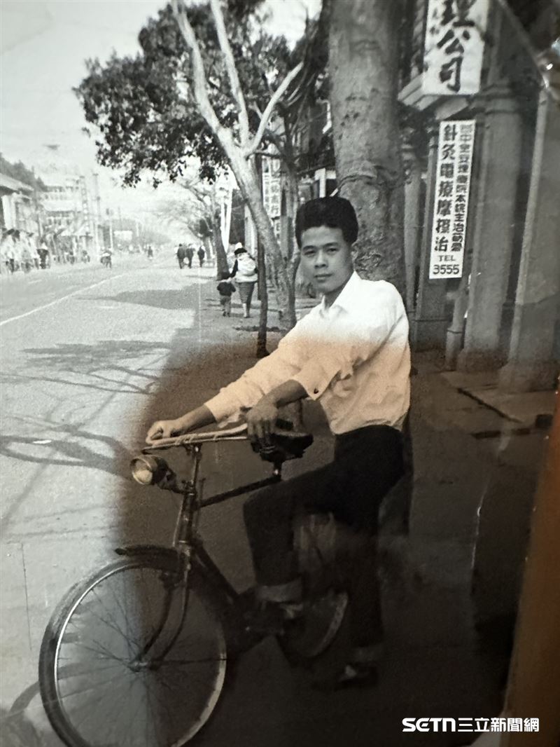 鄭阿公坦言，自己年輕時不慎踏入幫派、誤入歧途過，但久而久之發現，並不喜歡那種打打殺殺和違背道德的生活，所以選擇出國遠離。後來回台生活，也選擇低調，從事大樓保全工作直到74歲才退休，阿公語重心長地說，希望所有的年輕人都要知道，人生的路有很多選擇，但只能走一回，所以千萬不要「走歹路」。（圖／記者張雅筑攝）