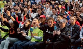 陳世凱今日與行政院長卓榮泰前往北車看WBC轉播，為台灣隊加油。（圖／陳世凱臉書）