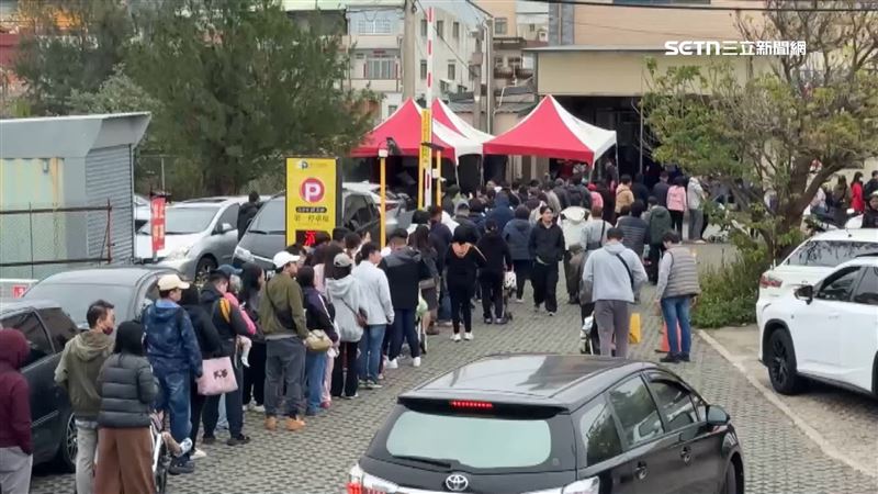 搶領5千顆白沙屯媽奶嘴　排隊人龍逾1公里