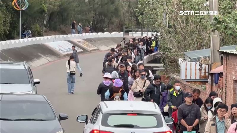 排隊人龍長達1公里