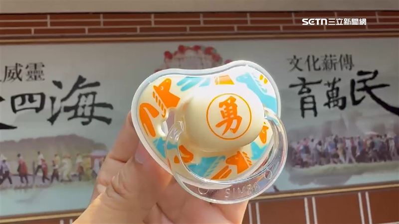 民眾漏夜排白沙屯拱天宮限量5000份的「祈福安撫奶嘴」