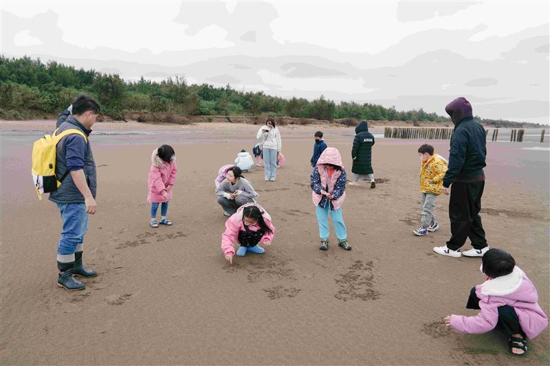 新竹喜來登以沙灘戶外走讀體驗，提醒學童保護海洋的方式。（圖／飯店旅宿業者提供）