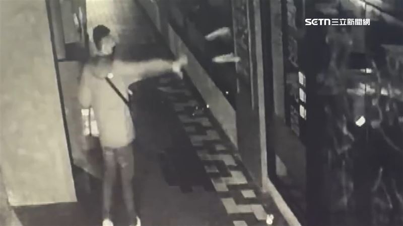 男子甚至用雞蛋砸火鍋店門