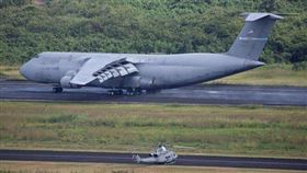 美軍C-5運輸機。駐韓美軍的運輸機罕見集中飛離南韓，引發外界猜測美國抽調亞太兵力支援對伊朗的戰爭，並加深區域「抗中」戰力空虛的擔憂。（圖／翻攝自X平台 @sentdefender）