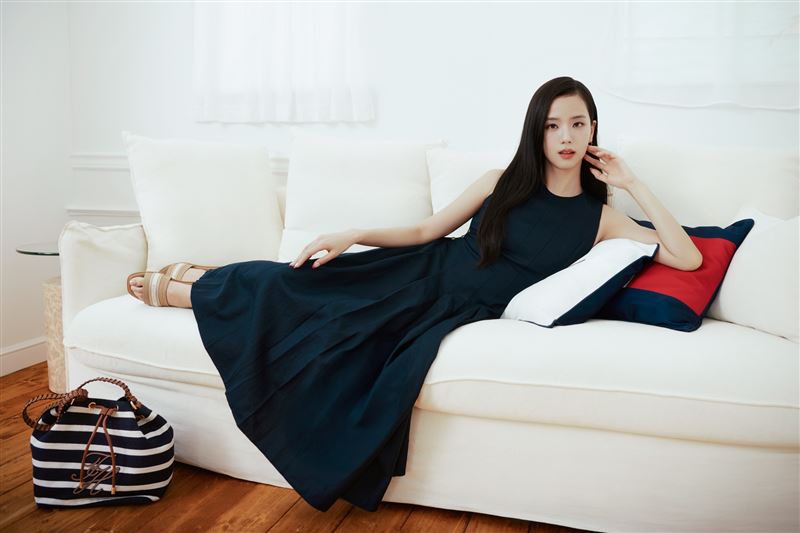 JISOO擔任TOMMY HILFIGER&nbsp;2026春季形象廣告主角。（圖／品牌業者提供）
