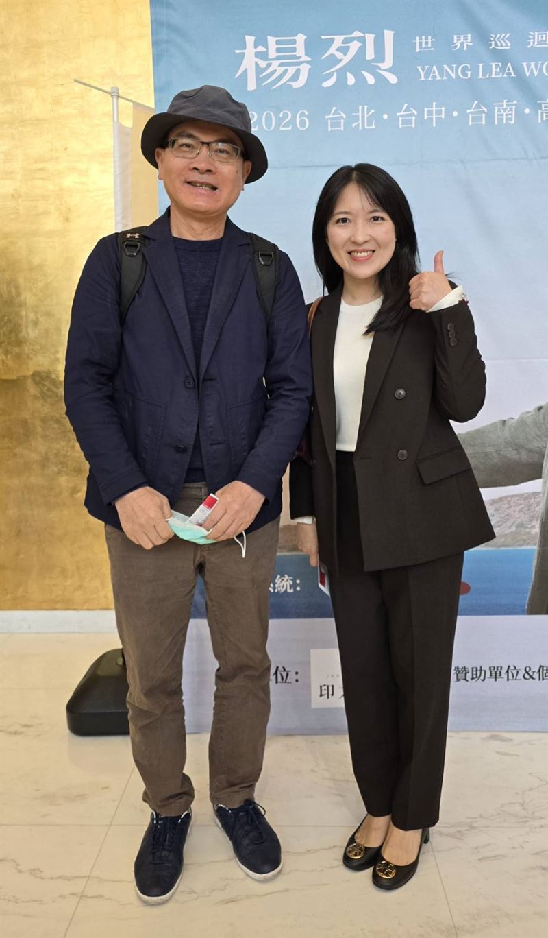 鄭弘儀（左）、山田摩衣（右）朝聖楊烈演唱會。（圖／印太戰略智庫提供）