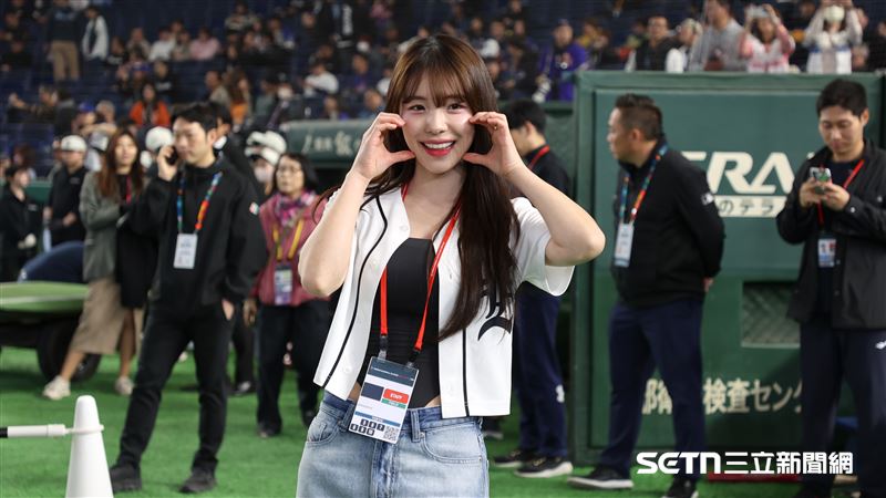 WBC台韓戰，韓籍啦啦隊員李多慧現身東京巨蛋。（圖／特派記者劉彥池攝影）