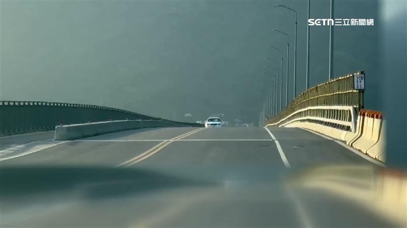 花蓮玉里大橋新橋面剛完工，開車經過時卻有明顯高低起伏，被民眾猛酸是「波浪大橋」，質疑工程品質