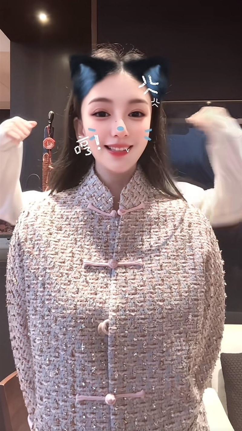 方媛與女兒合拍抖音跳舞,被批肢體動作生硬。(圖/翻攝自抖音)