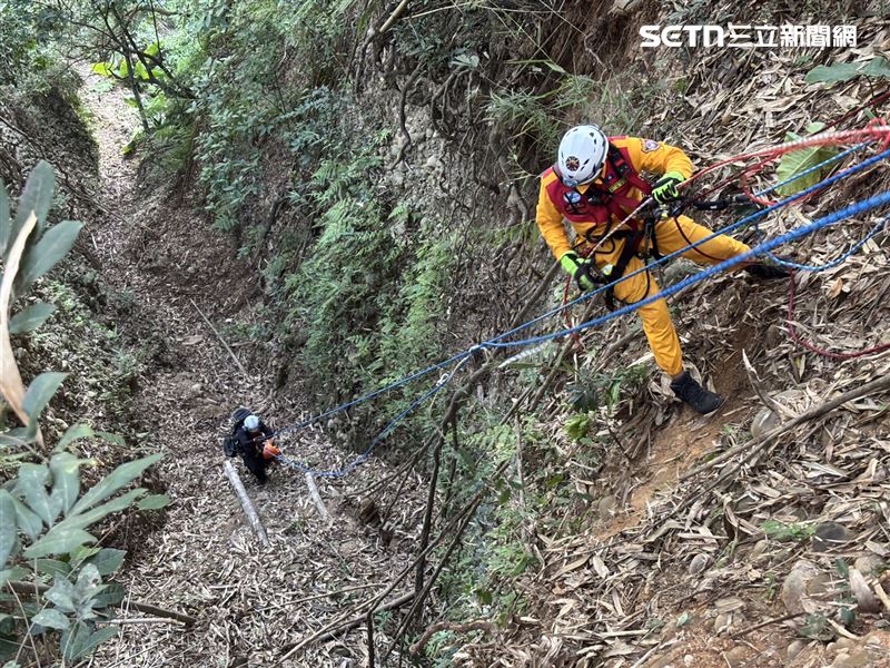松柏嶺步道發生墜谷意外，一名男子跌落40公尺深谷，明顯死亡。（圖／翻攝畫面）
