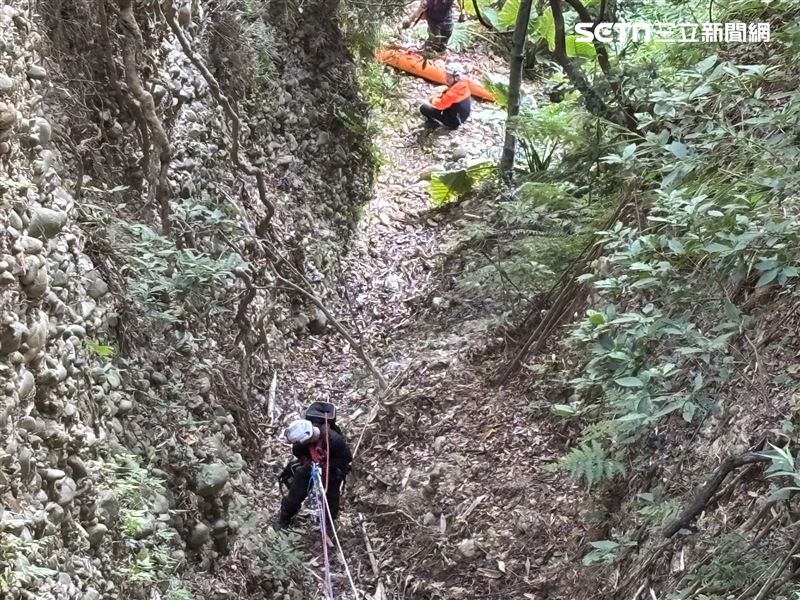 消防隊員垂降救援，發現男子已明顯死亡。（圖／翻攝畫面）