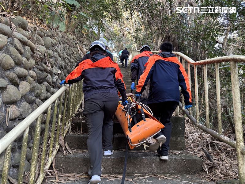 松柏嶺步道發生墜谷意外，一名男子跌落40公尺深谷，明顯死亡。（圖／翻攝畫面）