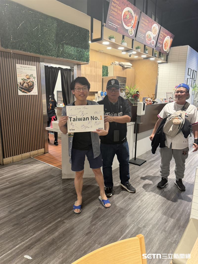 不僅穿著印有「Taiwan」的球衣、拿著「Taiwan NO.1」的加油看板,現場甚至有球迷很道地穿著藍白拖、披著「台灣魂」毛巾,將美國北加州的餐廳瞬間變成熱血的應援看台!這不僅是一場球賽的勝利,更是這身「台味裝備」背後,那份純粹且不分國界的家鄉榮譽感,而這份團結,讓世界看見台灣人的韌性與驕傲。(圖/北加州段純貞牛肉麵餐廳授權提供)