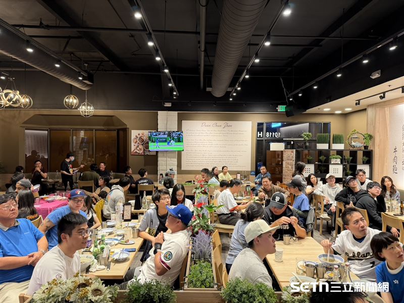 在這場震撼全球的「台韓大戰」中,美國北加州「段純貞牛肉麵」餐廳裡齊聚了近百名穿著「Taiwan」球衣的熱血球迷。大家屏息盯著直播,有人手握國旗、有人拿著「Taiwan NO.1」的加油牌等,團結地為遠在東京的台灣英雄吶喊、加油。(圖/北加州段純貞牛肉麵餐廳授權提供)