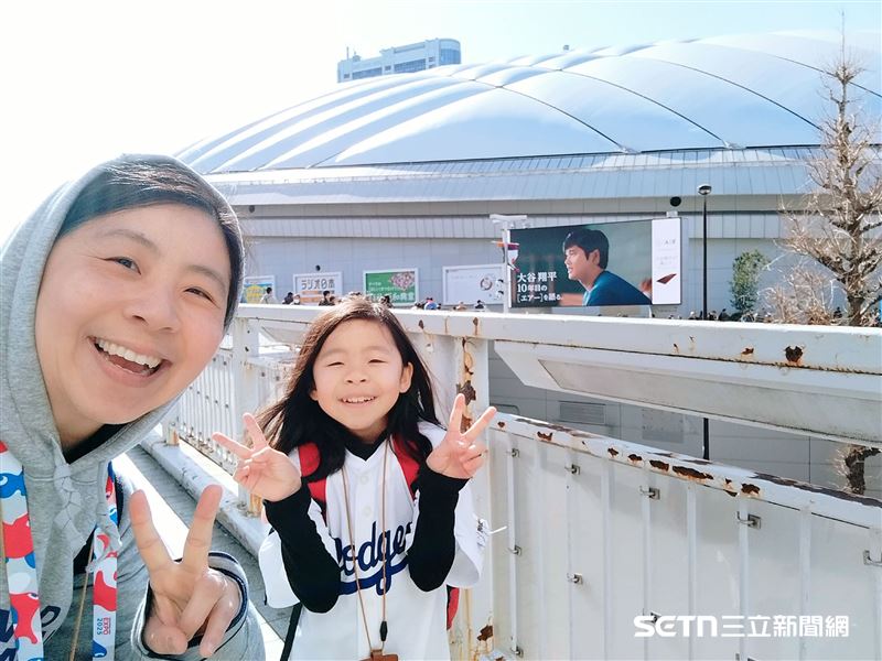 旅日逾10年的民宿老闆暨日本導遊江佳蒨(Q醬),本身也是資深棒球迷,昨日她特別帶著女兒一起到東京巨蛋球場為台灣隊應援,她感性地表示:「在國外看到台灣國家代表隊,是真的會哭!」(圖/江佳蒨 Q醬授權提供)