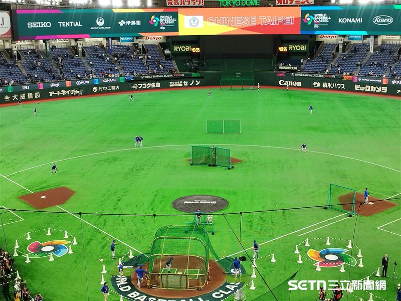 自經典賽在東京巨蛋開打以來,台灣球迷的應援魂和團結精神等都備受日本和各國矚目,不僅被台灣的加油聲浪驚訝到,甚至紛紛開玩笑說:「感覺根本是台灣的主場了!」(圖/江佳蒨 Q醬授權提供)