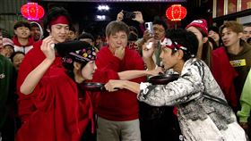 阿翔（右起）、對決籃籃。（圖／民視提供） 